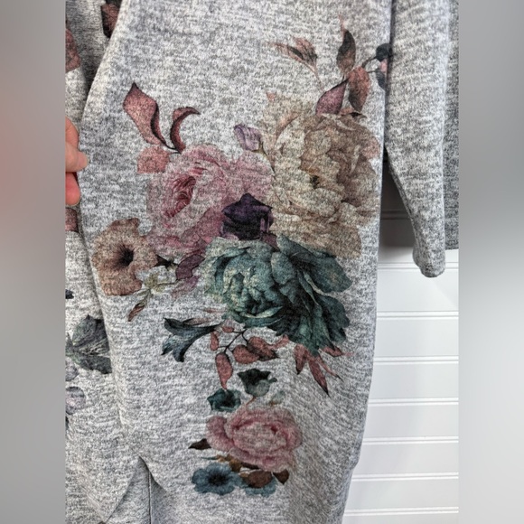 Live in the Moment Gray Floral Open-Front Women's thin Cardigan sweater. Size M - Picture 4 of 6